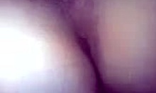 Yksinäinen nainen masturboi kotona tehty porno leikkeen