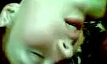 Roșcată drăguță își acoperă fața cu sperma fierbinte