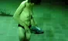 Opitá ruská zrelá žena nahá na parkovisku