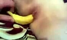 Гаджето слага банан в путката на бившата си приятелка