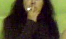 감옥에서 술에 취한 섹시한 여자가 자위하고 담배를 피우는 모습