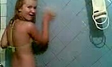 Underbar amatör tonåring tar en het dusch