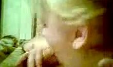 Nadržená přítelkyně kouří ptáka v domácím videu
