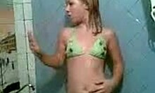 Przepiękna amatorska nastoletnia laseczka bierze gorący prysznic