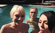 الشابات يمنحن المتعة الفموية في حمام سباحة