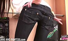 Domáce video sexy tínedžerky v čiernych tesných džínsoch a nohavičkách