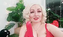 Lingeri-klædt elskerinde driller og ydmyger sin partner med en lille pik i hjemmelavet video