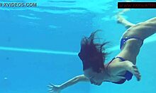 Ruská pornohvězda Lina Mercury v bikinách plave v bazénu