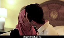 Молодая девушка в хиджабе соблазняет любовника мачех и уговаривает его заняться с ней сексом - Hijab:lust