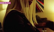 Грудастая блондинка-подросток с навыками игры на фортепиано наслаждается сольной мастурбацией