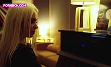 Polna prsi blondinka najstnica s klavirskimi veščinami se prepušča solo hardcore masturbaciji