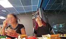 두 명의 성적으로 흥분한 여성이 맥도날드에서 식사를 하면서 가슴을 드러내고, 전문적으로 문신을 한 천사가 출연합니다