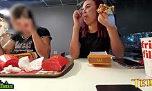 To seksuelt ophidsede kvinder får deres bryster blottet, mens de spiser på McDonalds - med en professionelt farvet engel