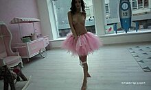 Зашеметяваща любителска танцьорка дразни в розова тюл