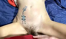 Vovó tatuada com regiões inferiores não depiladas é preenchida com porra