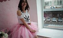 Εκπληκτική ερασιτεχνική χορεύτρια πειράζει σε ένα ροζ tutu