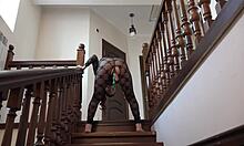 Dögös MILF szőrös puncival és nagy mellekkel kényezteti magát a lépcsőn egy POV videóban