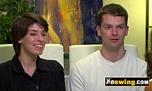 Et ungt par udforsker deres seksualitet i en gruppeindstilling derhjemme