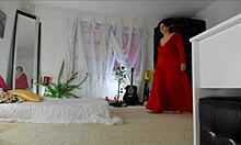 Sonias mature et sensuelle montre ses poses taquines dans une robe rouge longue, révélant sa jupe velue, ses jambes, ses pieds et ses hanches, avec des seins naturels