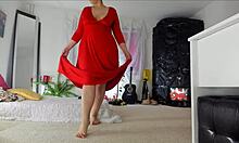 Sonia prezentuje swoje kuszące pozy w czerwonej sukience, odsłaniając swoje naturalne piersi i owłosioną spódniczkę