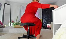 Домашното видео на зрялата Соня показва нейните дразнещи пози в дълга червена рокля, разкривайки косматата й пола, краката, краката и бедрата й с естествени гърди