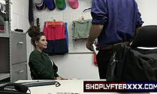 Wrex Oliver, מאבטח בסיור במהלך המכירות של יום שישי השחור, מקבל אזהרה על גניבות פוטנציאליות