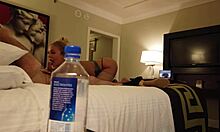 Madelyn Monroe sa zapája do sexuálnej aktivity s neznámym jedincom počas dovolenky v Las Vegas