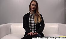 Красиво момиче изпитва интензивен оргазъм по време на кастинг диван среща
