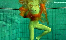 Nastya se déshabille et montre sa belle silhouette nue dans la piscine