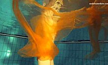 Nastya klär av sig och visar upp sin attraktiva nakna figur i poolen
