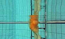 Nastya levetkőzteti és fitogtatja vonzó meztelen alakját az úszómedencében