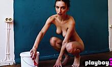 Gloria Sol, una impresionante modelo morena, posa desnuda para tu placer visual. ¡Mira cómo se divierte!