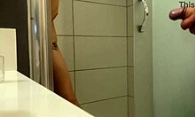 زوجان هاويان يمارسان الجنس بشكل حميم في الحمام في المنزل