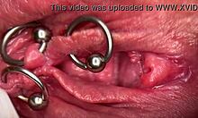 Intymna solowa zabawa z zbliżeniami na przekłute genitalia i mokre usta