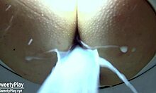 Gyönyörű, kövér nők barátnői perverz anális tejbeöntést kapnak a WC kamerán