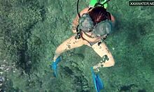 Касандра Луфис ужива у врућем подводном сусрету са својом девојком