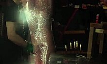 Ung kvinna återhållsam och kraftigt penetrerad i BDSM-scen