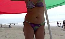 Exhibición apasionada en la playa con una latina curvilínea y su amante gordo