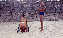 ¡Un encuentro caliente en la playa con un compañero seductor que me dio una emocionante cogida anal! ¡Ven y disfruta de esta escena caliente!