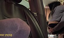 Asiatisk collegejente gir en blowjob og blir knullet i en bil