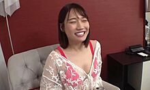 Aziatische amateur geniet van een hete ontmoeting in haar kleine appartement