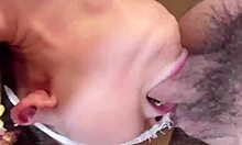 Roztomilé dievča s nízkymi vešiakmi si užíva, keď jej v domácom fetišovom videu pražia pľuvance a dávajú ústa