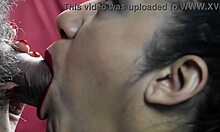 POV-visning av en moden amatørkvinne som mottar en ansiktsbehandling fra partneren sin