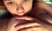 Une adolescente potelée se laisse aller à son plaisir en webcam