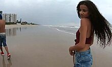 Manola Fernandi se desnuda hasta su trasero de bikini al lado del mar