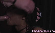 Jovem adolescente negra faz um boquete profundo em um pênis grande em vídeo caseiro