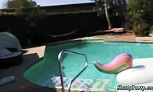 Νεαρά και μεγάλα ζευγάρια συμμετέχουν σε σεξ πάρτι στην πισίνα