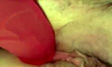 Närbild på en rosa dildo som penetrerar en mjuk fitta