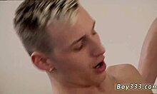 Gay boysporn: Unga pojkar solo session med stor kuk