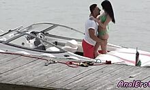 En liten kvinna med små bröst får analsex på en båt i en hemmagjord video